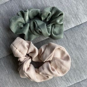 2 scrunchies